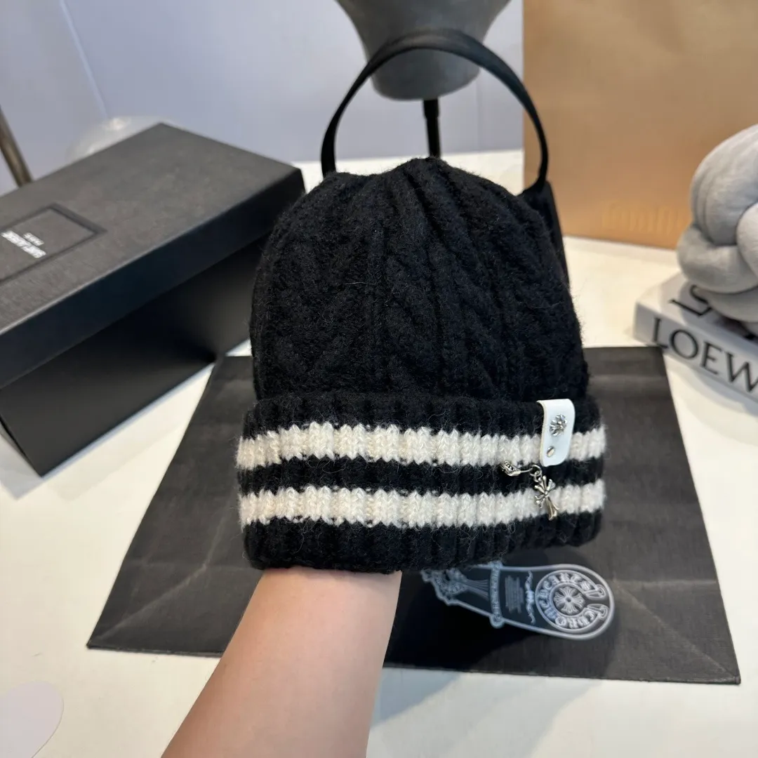 P56 Crow Heart Autumn and Winter Wool Knitted Beanie This must be a favorite of minimalism. It is clean, neat, fashionable and versatile, and will definitely not be picky about your face shape! A fashionable classic that lasts forever! Fashionable black and white can be purchased together!